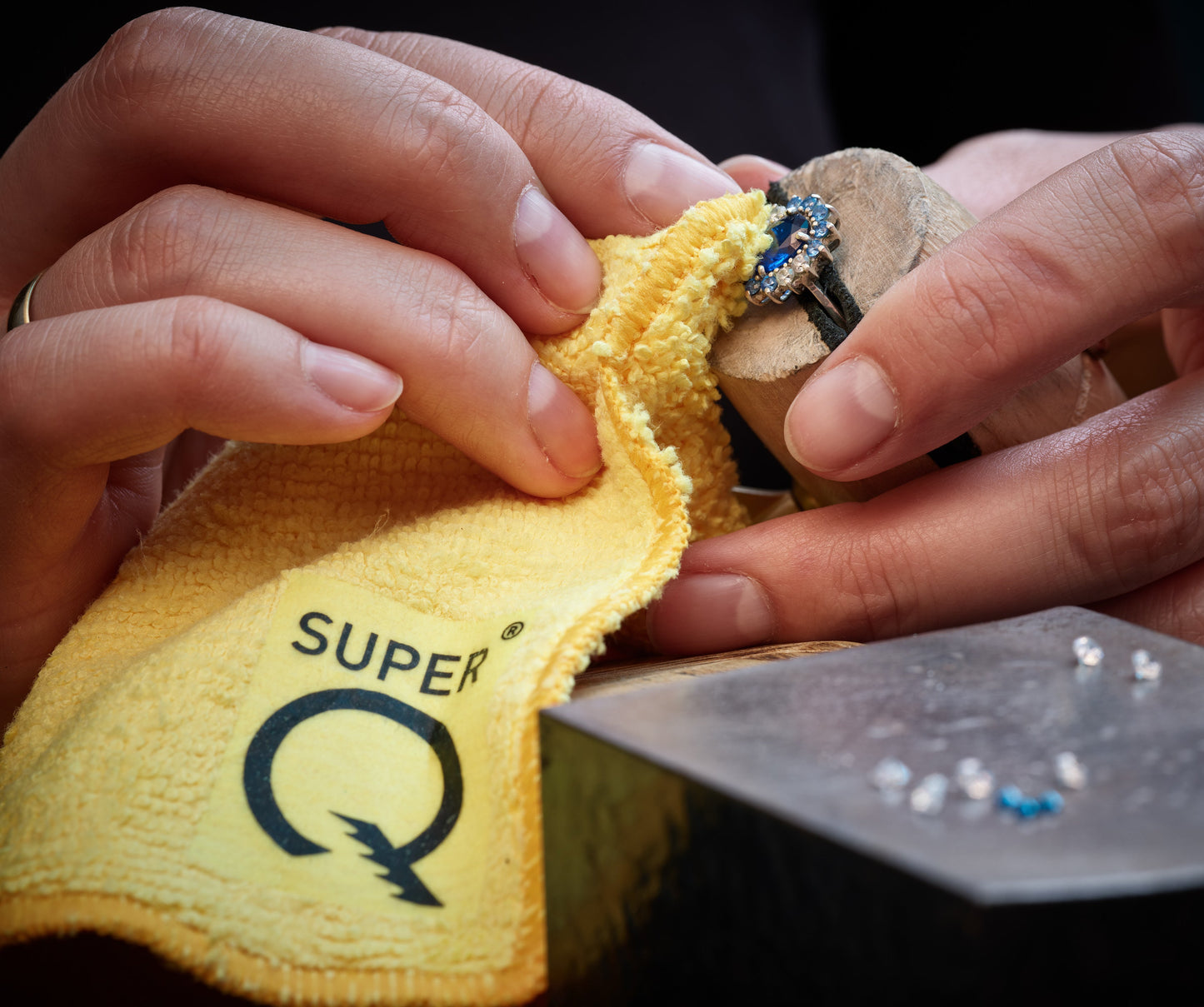 SUPER Q® Reinigungstuch für Schmuck, Uhren & Brillen – Professionelles Poliertuch